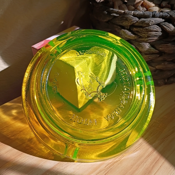 Vintage Vibrant Uranium Glass Ashtray - Picture 4 of 9